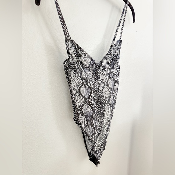 NWT Fashion Nova Snakeskin See Through Bodysuit - SIZE XS - Picture 3 of 5